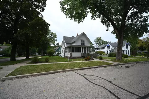 118 S 6th St, West Dundee, IL 60118