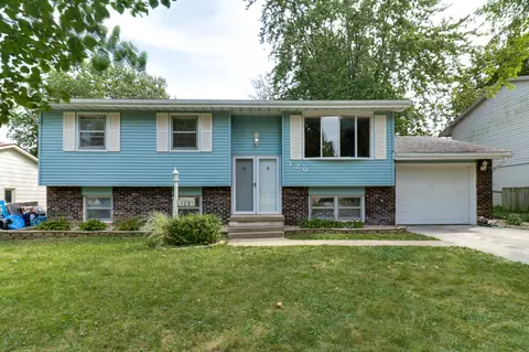 120 Ginger Creek Ct, Bloomington, IL 61704