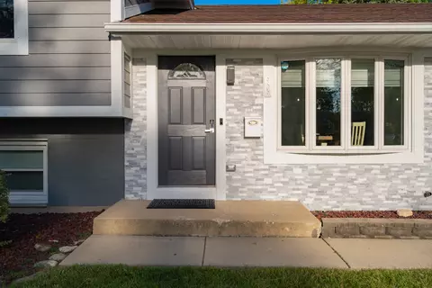 909 Springfield Dr, Roselle, IL 60172 photo 2
