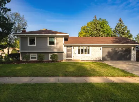 909 Springfield Dr, Roselle, IL 60172