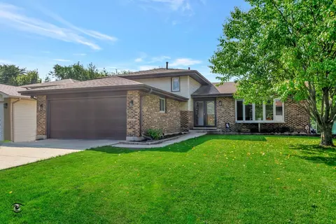7030 Foster Rd, Downers Grove, IL 60516