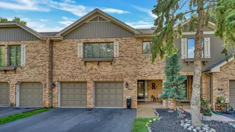71 Country Club Dr, Bloomingdale, IL 60108