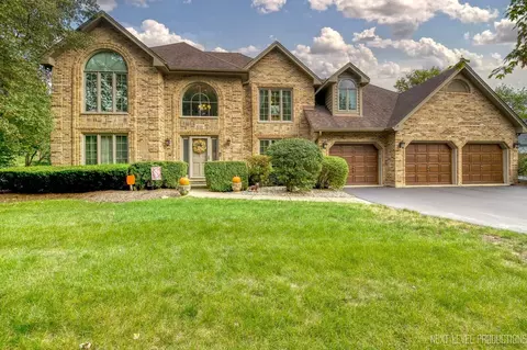 1010 Stonehedge Rd, Saint Charles, IL 60174