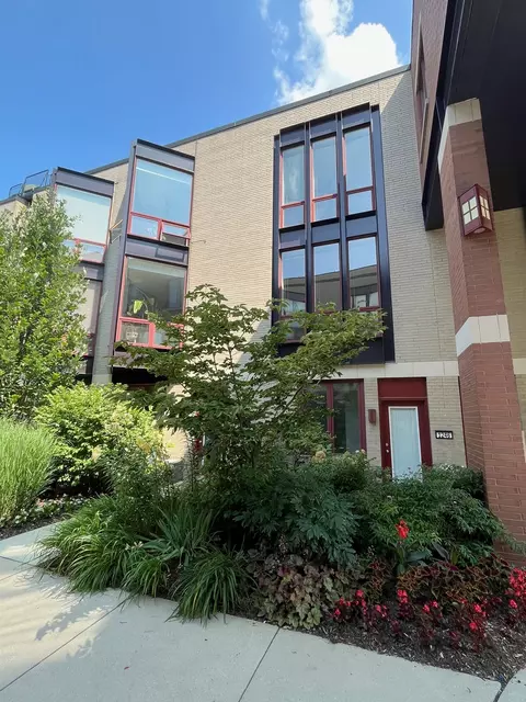 1246 W Cottage Pl, Chicago, IL 60607