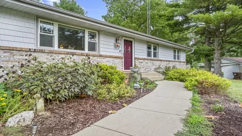 8317 Alan Ct, Rockford, IL 61108 photo 2