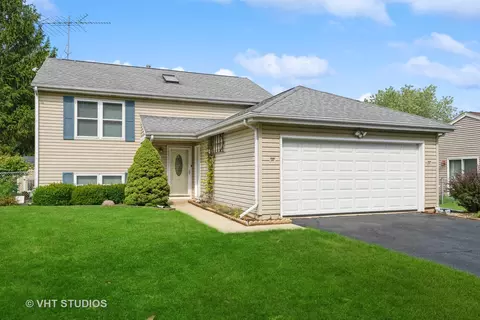 980 Portsmouth Dr, Island Lake, IL 60042