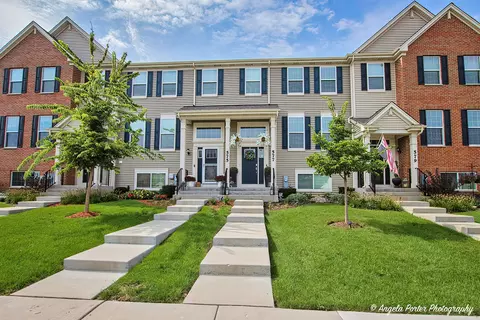 577 Cimmaron Cir, Crystal Lake, IL 60012