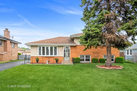 7906 W 73rd St, Bridgeview, IL 60455 photo 2