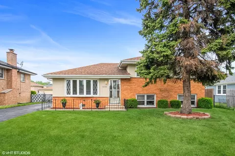 7906 W 73rd St, Bridgeview, IL 60455