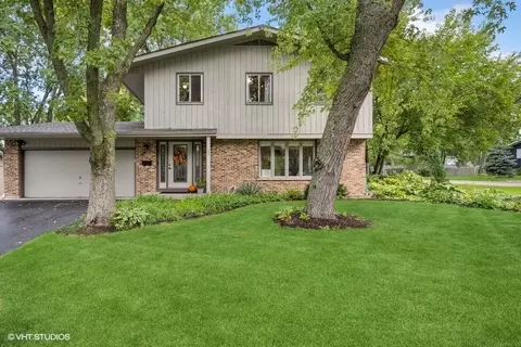 933 Foxwood Cir, Geneva, IL 60134