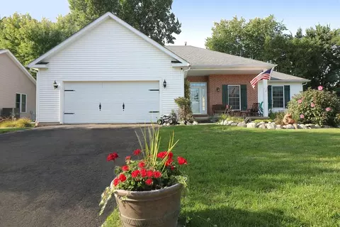 161 Clover Chase Cir, Woodstock, IL 60098