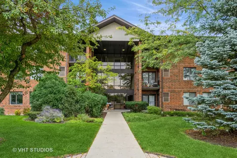 5703 S Cass Ave #102, Westmont, IL 60559