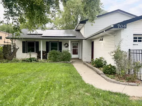 704 Devonshire Dr, Champaign, IL 61820 photo 2