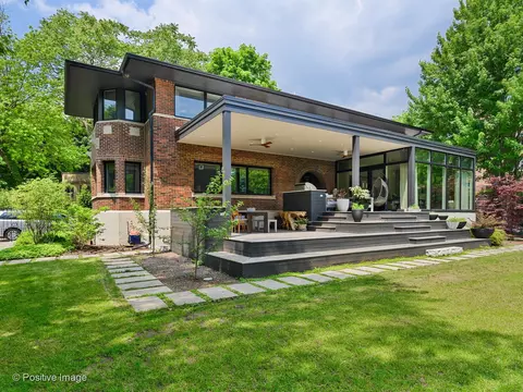 824 W Castlewood Ter, Chicago, IL 60640