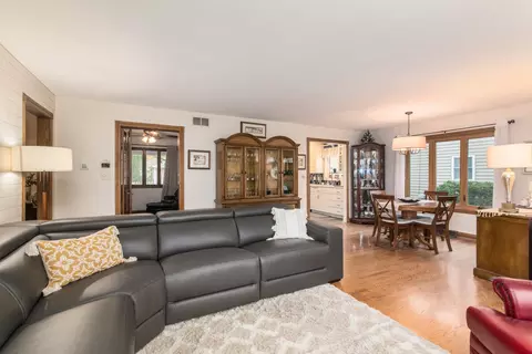 1275 Dennis Pl, Des Plaines, IL 60018 photo 4