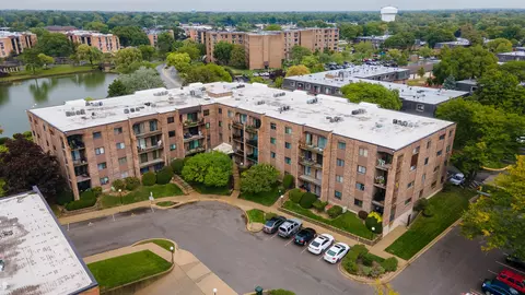 601 W Huntington Commons Rd #109, Mount Prospect, IL 60056