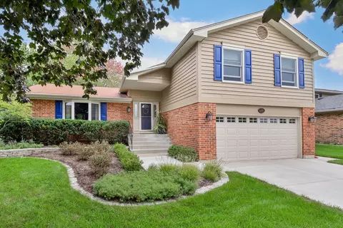 449 Farnham Ln, Wheaton, IL 60189