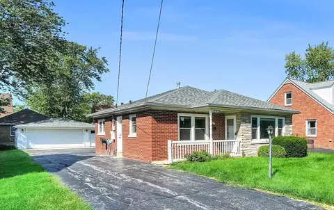 1366 Selleck St, Crete, IL 60417