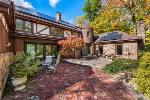 23 W122 Kings Ct, Glen Ellyn, IL 60137