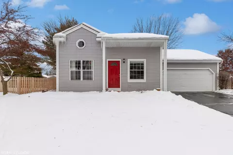 770 Portsmouth Dr, Island Lake, IL 60042