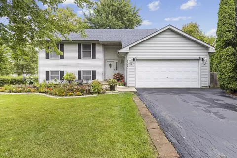 300 Picadilly Dr SE, Poplar Grove, IL 61065