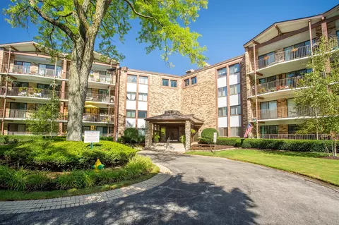 250 W Parliament Pl #410, Mount Prospect, IL 60056