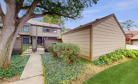 136 Aberdeen Ct, Geneva, IL 60134