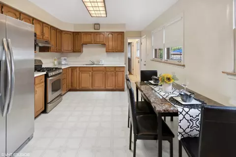 1329 Phoenix Dr, Des Plaines, IL 60018 photo 5
