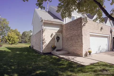 9406 Lindsay St, Orland Hills, IL 60487