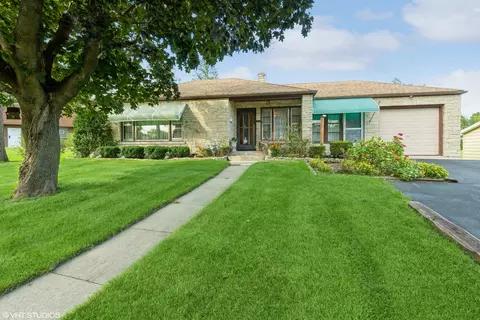402 Lucille Ave, Fox River Grove, IL 60021