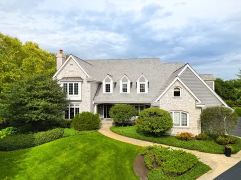 5216 W River Bend Dr, Libertyville, IL 60048
