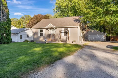 402 N 3rd St, Fisher, IL 61843