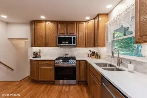 900 Harrison Ln, Hoffman Estates, IL 60192 photo 9