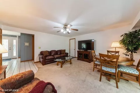 900 Harrison Ln, Hoffman Estates, IL 60192 photo 13