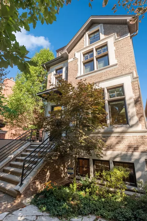 1846 W Barry Ave, Chicago, IL 60657