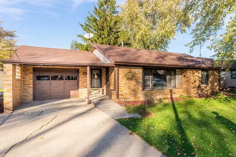 27 W Pine Ave, Cortland, IL 60112
