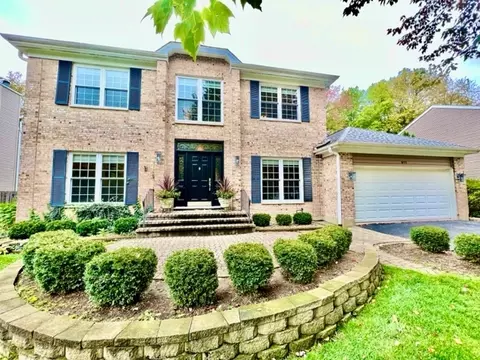 911 Plymouth Ct, Algonquin, IL 60102