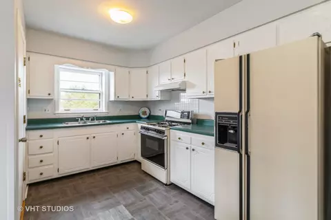1022 Arnold Ct, Des Plaines, IL 60016 photo 3