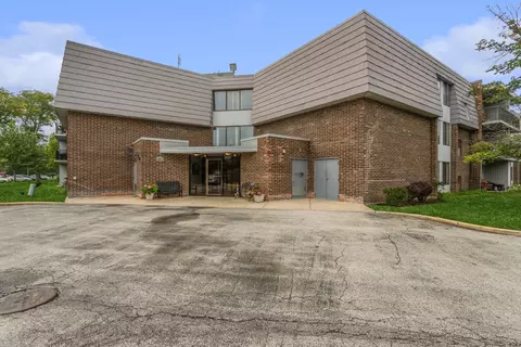 924 S Lake Ct #115, Westmont, IL 60559