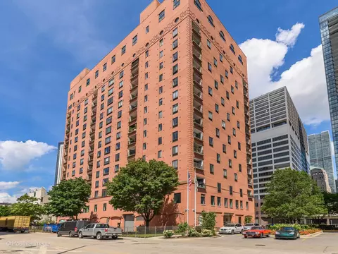 345 N Canal St #1402, Chicago, IL 60606