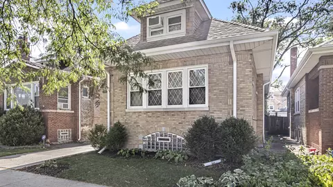 2739 W Farwell Ave, Chicago, IL 60645