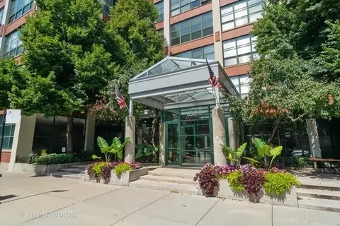 1800 W Roscoe St #218, Chicago, IL 60657
