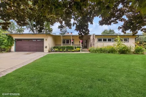 731 Pleasant St, Woodstock, IL 60098