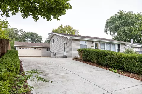 147 Madera Cir, Carpentersville, IL 60110