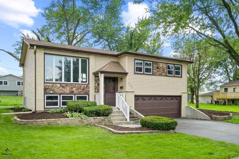 2221 Crabtree Ave, Woodridge, IL 60517