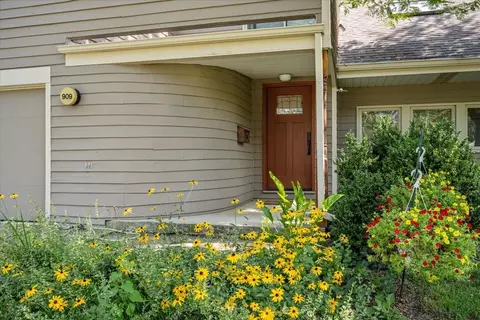 909 Gamon Rd, Wheaton, IL 60189 photo 2