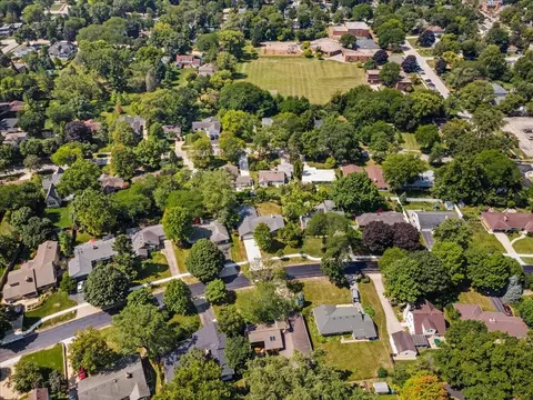 909 Gamon Rd, Wheaton, IL 60189 photo 3