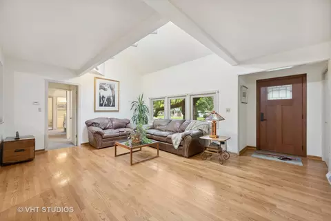 909 Gamon Rd, Wheaton, IL 60189 photo 4