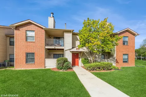 1951 N Hicks Rd #210, Palatine, IL 60074