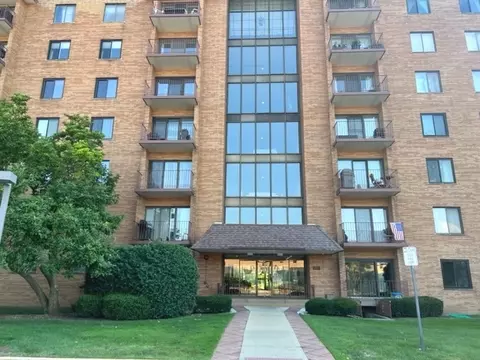 1717 W Crystal Ln #212, Mount Prospect, IL 60056